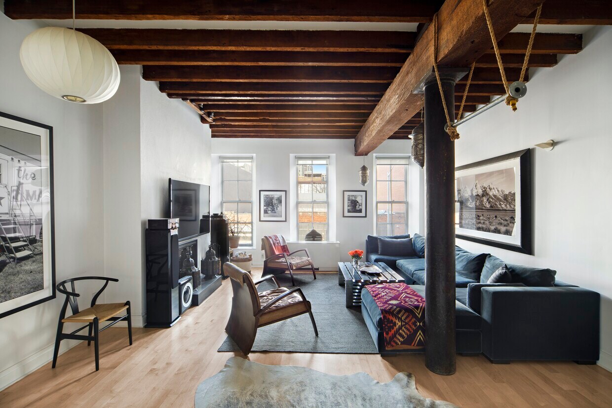 Primary Photo - West Village Perfection