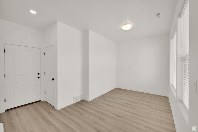 Building Photo - 570 Sego Wy