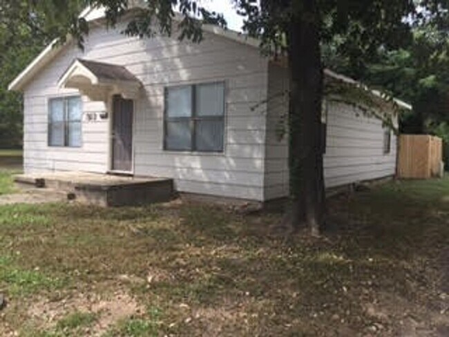 Building Photo - Comfortable living in this 3-bedroom, 1-bath home