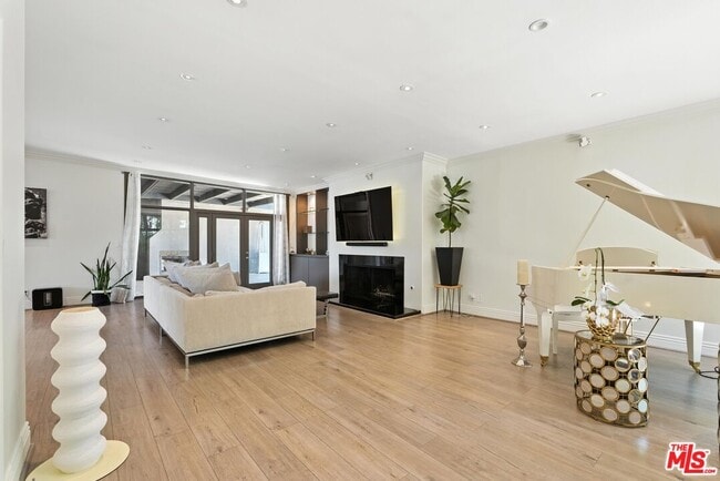 Foto del edificio - 5139 Collett Ave