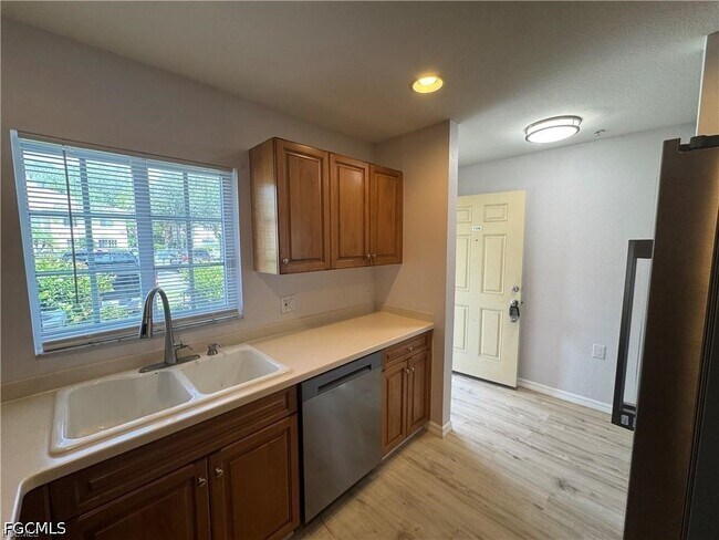 Foto del edificio - 9445 Ivy Brook Run