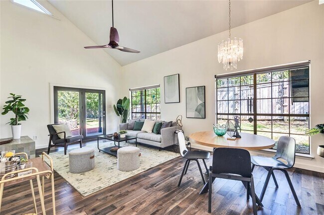 Building Photo - 10110 Lake Ridge Dr