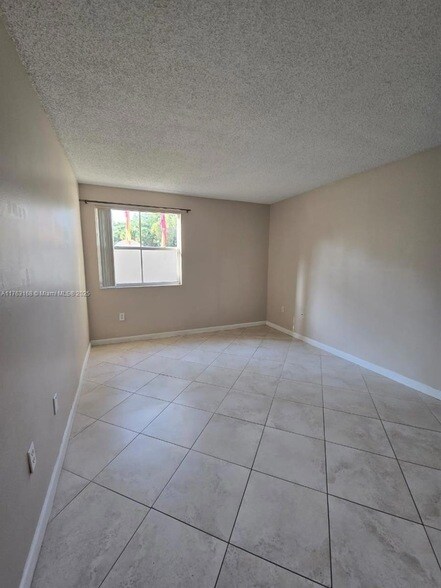 Foto del edificio - 6272 NW 186th St