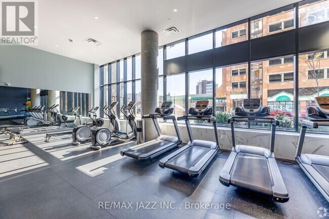 Photo du bâtiment - 80 Bond St E