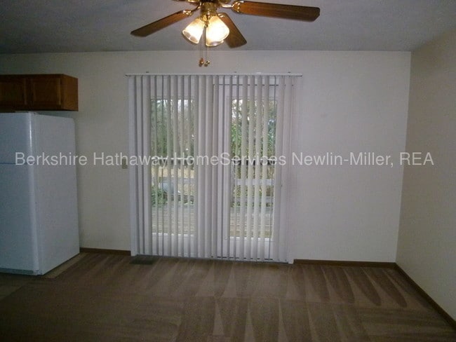 Building Photo - 2 Bedroom Duplex- Pets Welcome!*