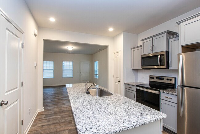 Foto del edificio - BEAUTIFUL 2 Bedroom Townhome in MIDLAND - AVAILABLE NOW