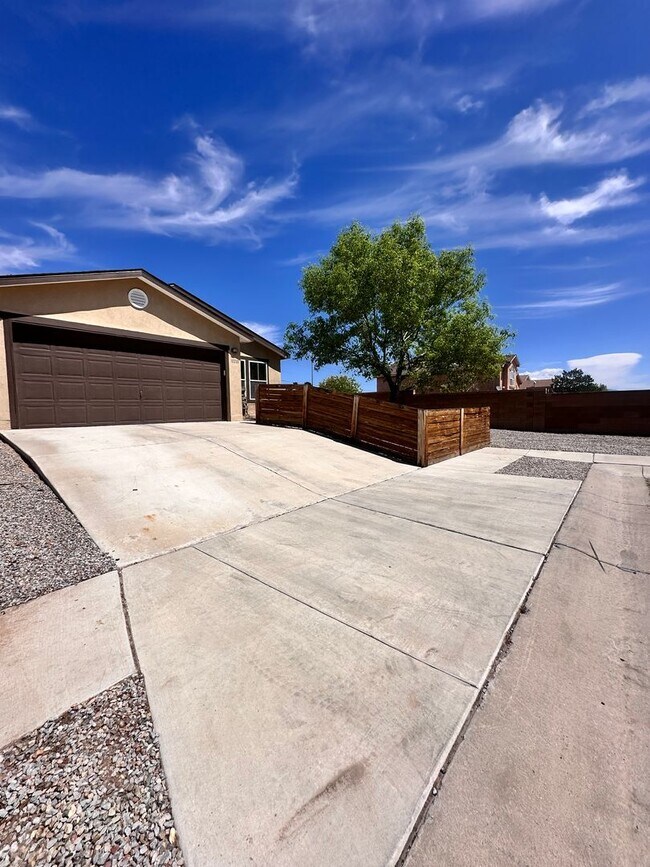Foto del edificio - 4 Bedroom 2 Bathroom with 2 Car Garage