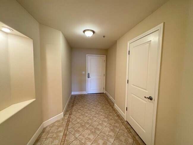 Building Photo - Beautiful top level penthouse condo -Regen...