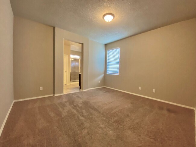 Foto del edificio - Spacious 3 Bedroom Home in Rio Rancho | Refrigerated Air | Large Backyard | Near Hwy 550 & 528