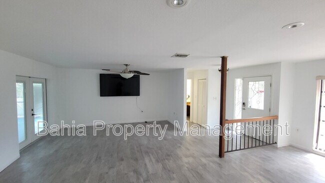Building Photo - 215 Meadowcross Dr