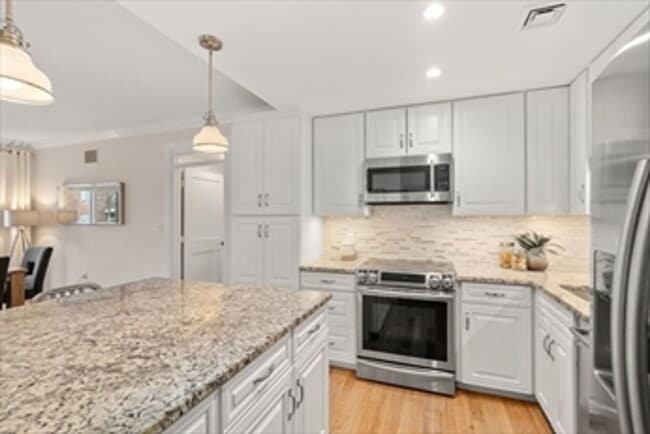 Building Photo - 2 bed/2 bath, WD in unit, parking, central...