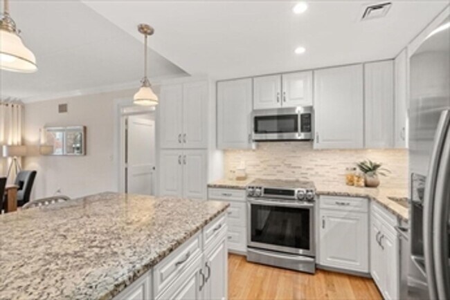 Foto del edificio - 2 bed/2 bath, WD in unit, parking, central...