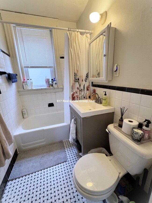 Building Photo - 208 Winthrop Rd