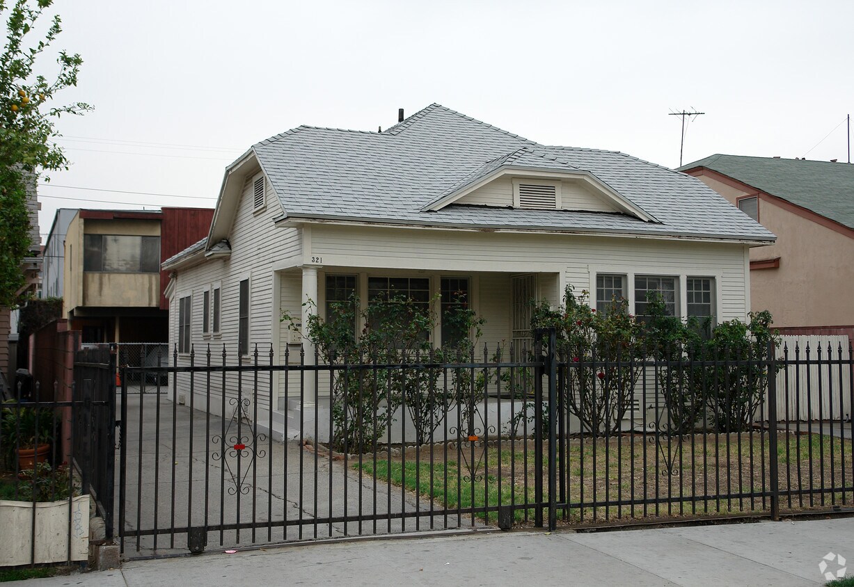 Primary Photo - 321 N Heliotrope Dr