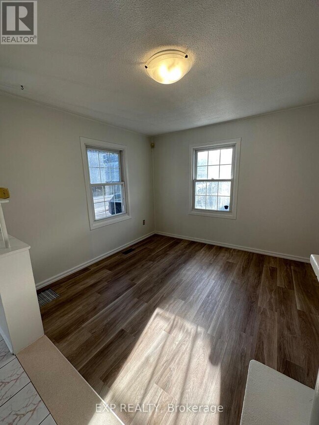 Building Photo - 954 Fisher Ave