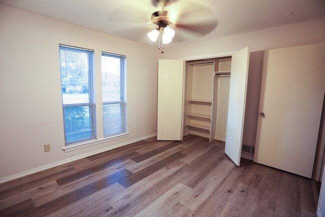 Foto del edificio - 1504 Flintwood Dr