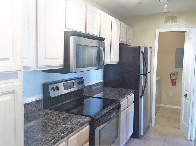 Building Photo - Beautiful 3 bedroom 2 Bath Townhome