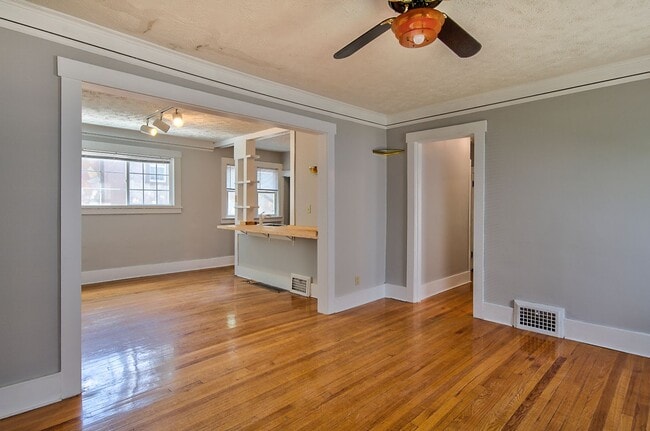 Building Photo - Four Bed Two Bath on the fringe of Dundee, Happy Hallow, and Country Club.  Available May 17, 202...