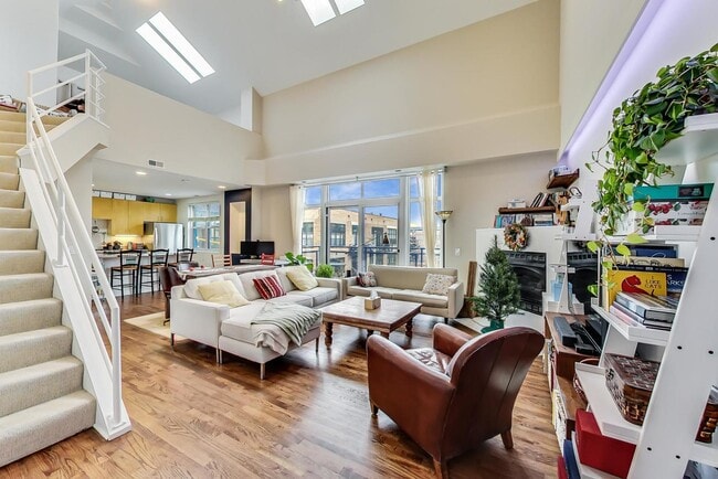 Building Photo - 2251 W St Paul Ave