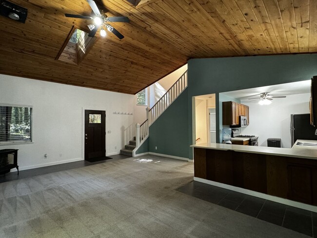 Building Photo - 1025 Square Foot three level private home ...