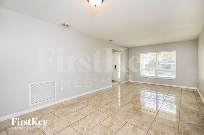 Foto del edificio - 815 Lake Elbert Ct