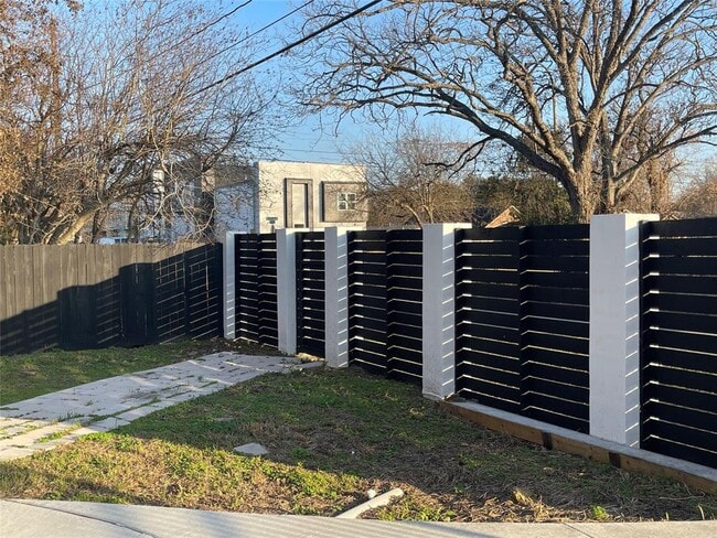 Building Photo - 2504 Ferguson Way