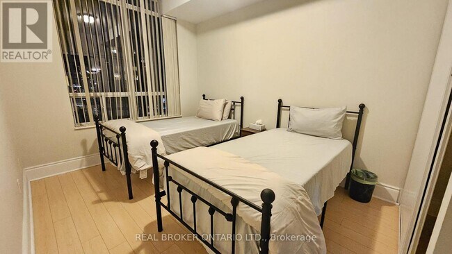 Photo du bâtiment - 3880 Duke of York Blvd