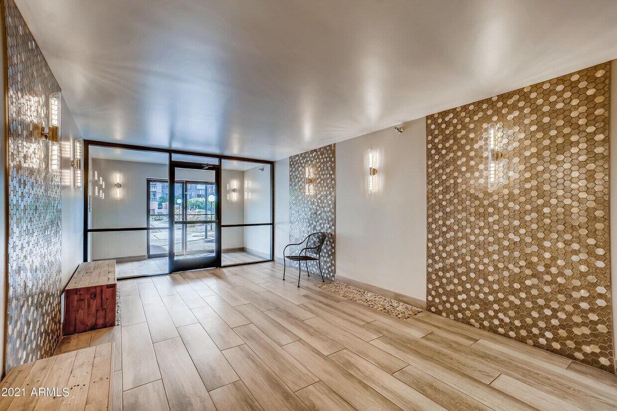 Foto principal - 7850 E Camelback Rd