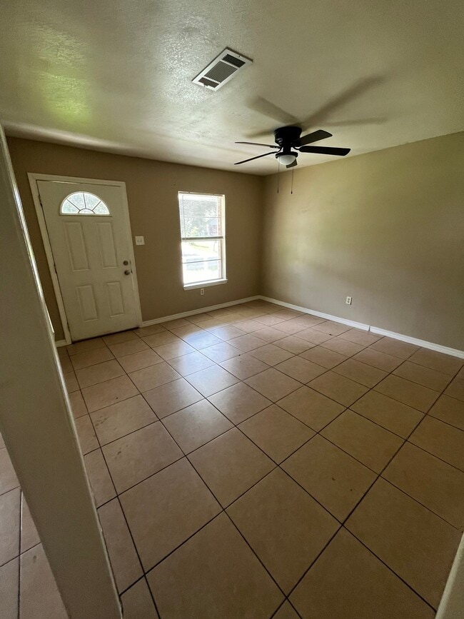Building Photo - 3853 Jeffery Rd
