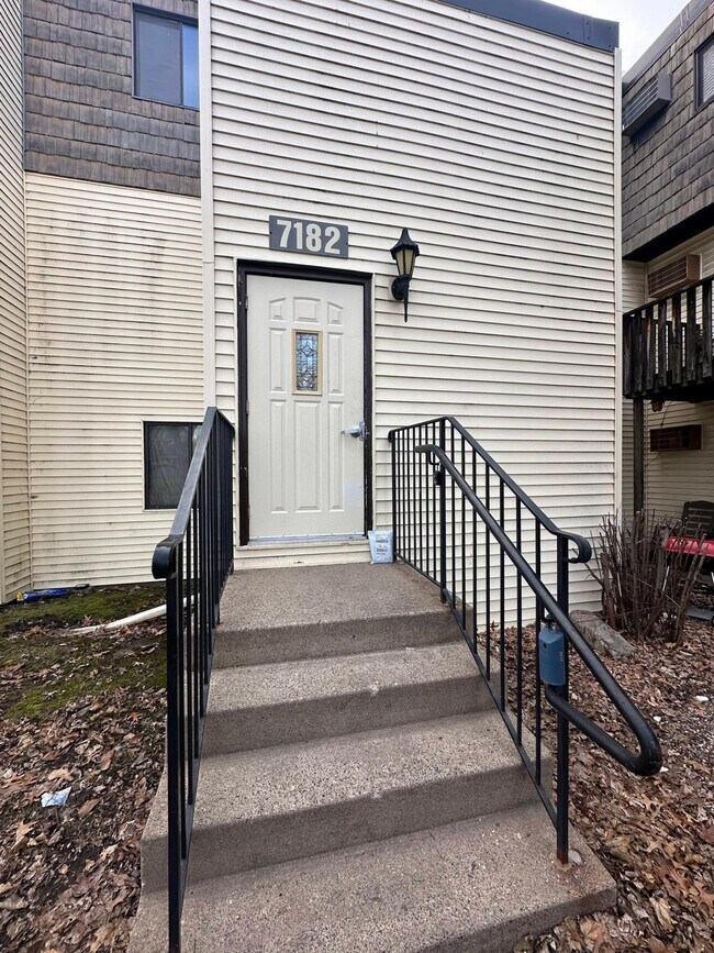 Foto del edificio - 7182 72nd Ln N