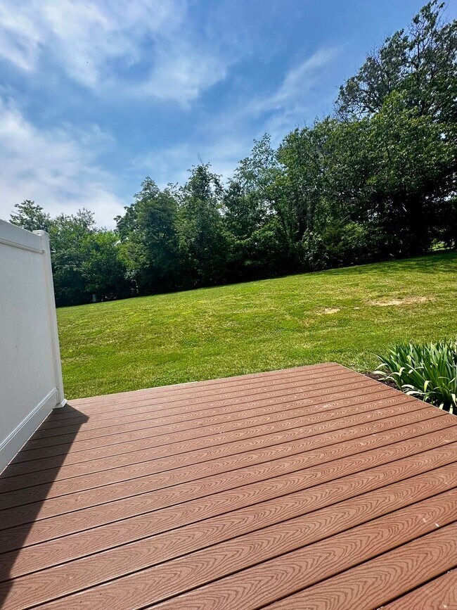 Foto del edificio - End Unit Townhouse for Rent in Crescent Ridge