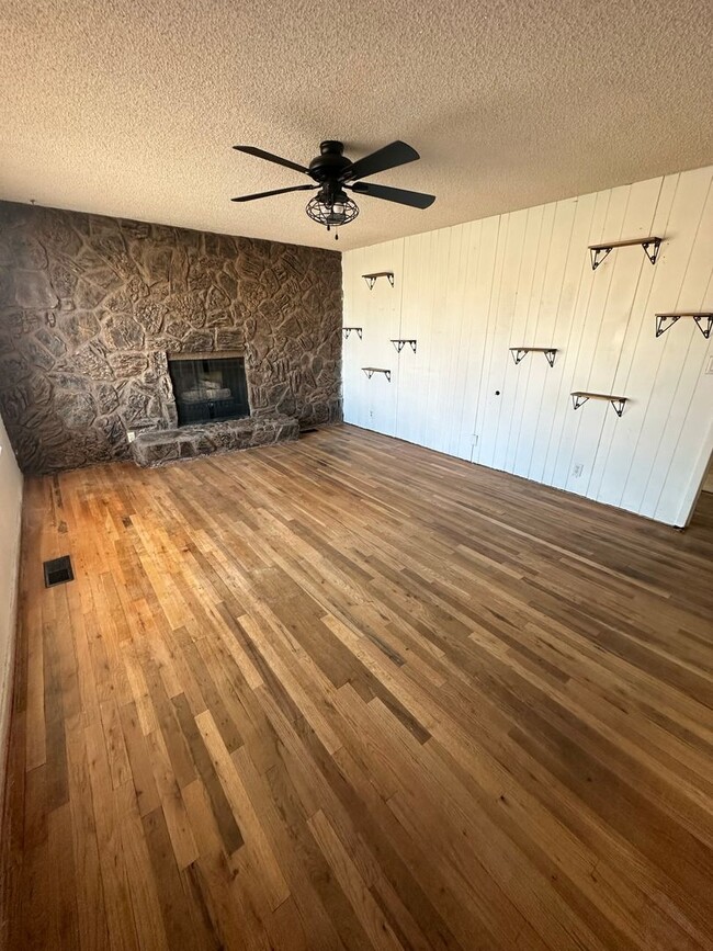 Building Photo - 2 Weeks Rent Free! 2 Bed 2 Bath Home for R...