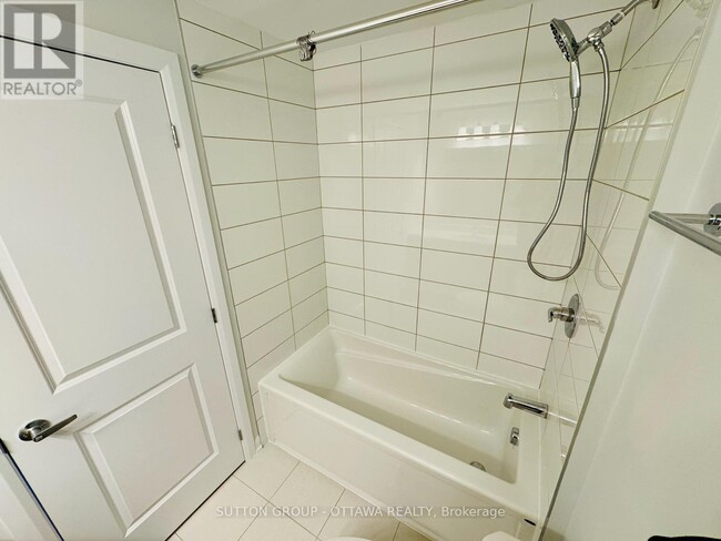 Building Photo - 1501 Creekway Private
