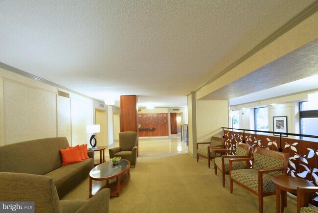 Building Photo - 5902 Mt Eagle Dr