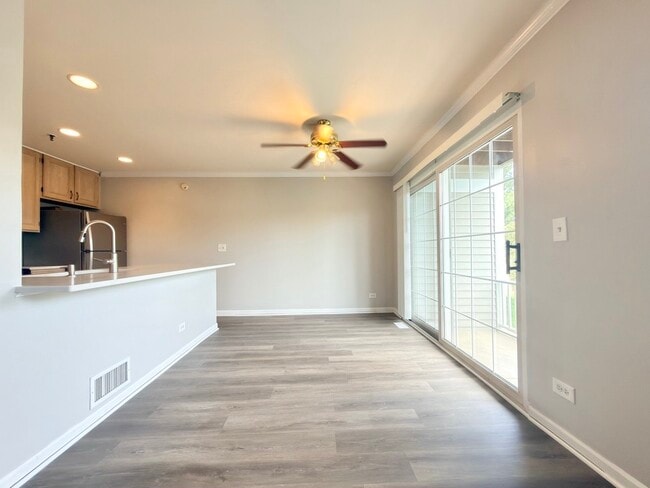 Building Photo - 5S525 Scots Dr