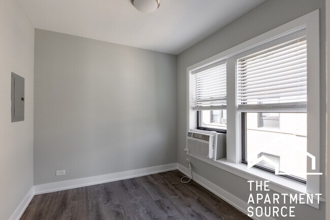 Foto del edificio - 709 W Brompton Ave
