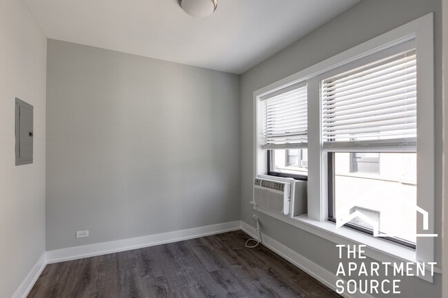Building Photo - 709 W Brompton Ave