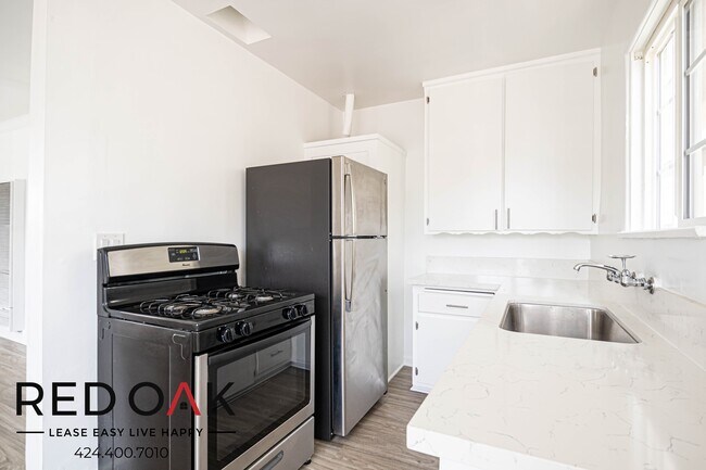 Building Photo - Charming Completely Remodeled Bright and S...