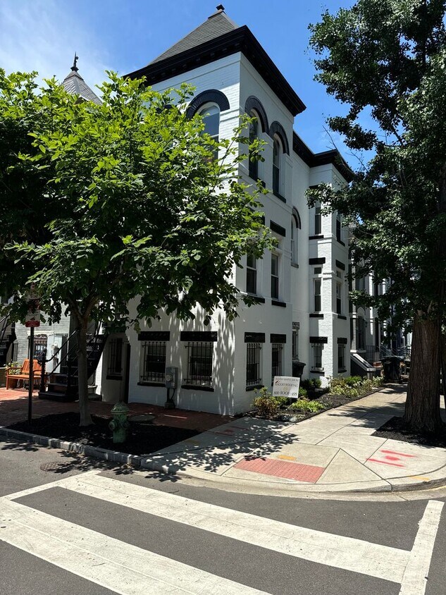 Primary Photo - Truxton/Mt. Vernon Downtown Unique Three B...