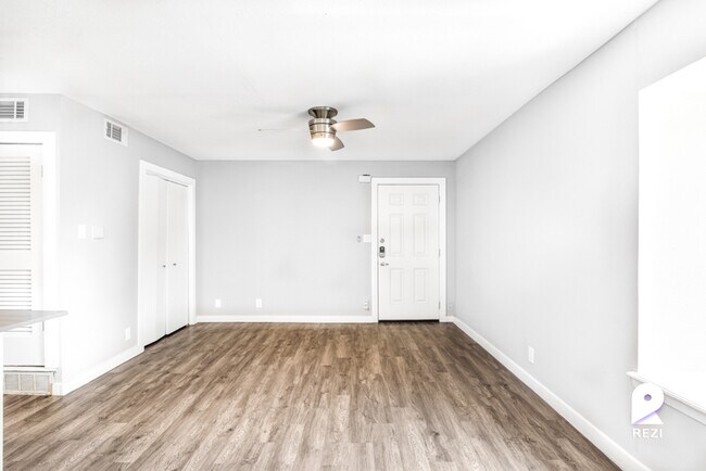 Building Photo - 5005 Manor Rd