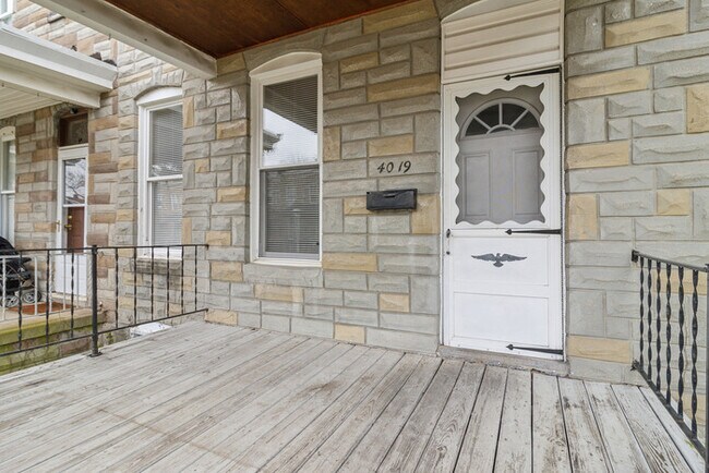 Foto del edificio - 3 Bedroom with Fenced in Rear Yard