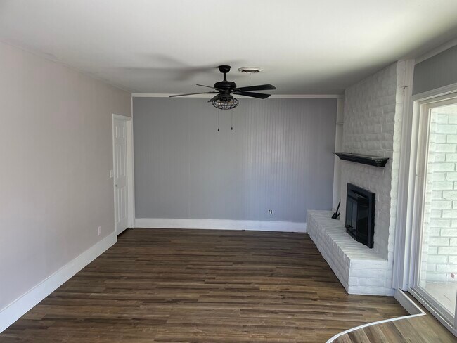 Foto del edificio - 3905 Barclay Dr