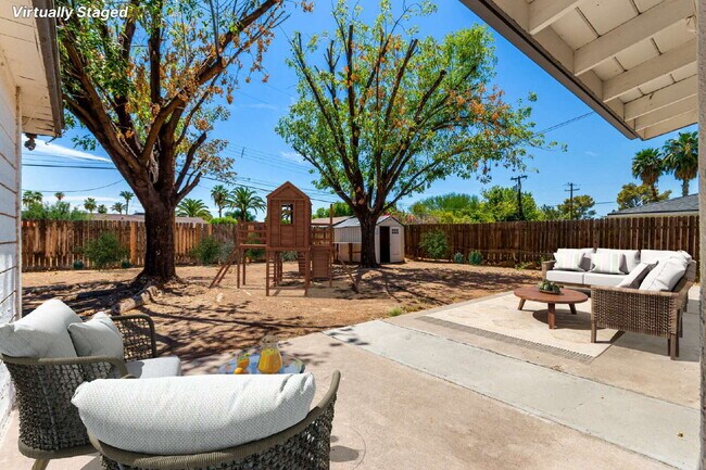 Foto del edificio - Beautifully updated 4 bed 2 bath Single Fa...
