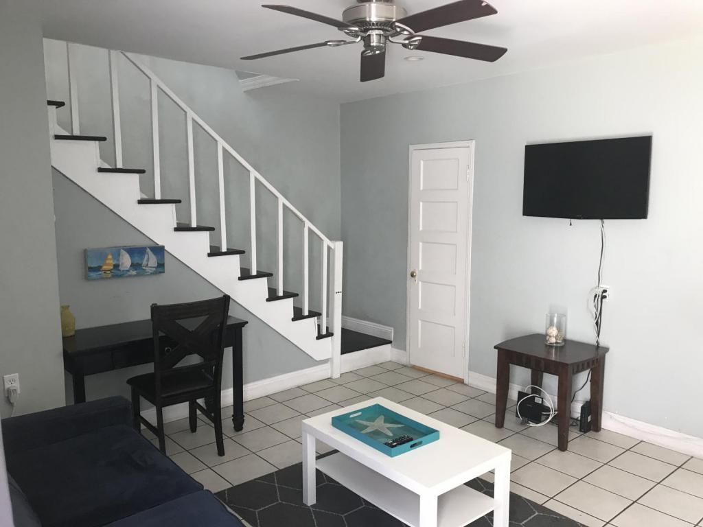 Primary Photo - 1033 1/2 E 2nd St. Long Beach, CA 90802
