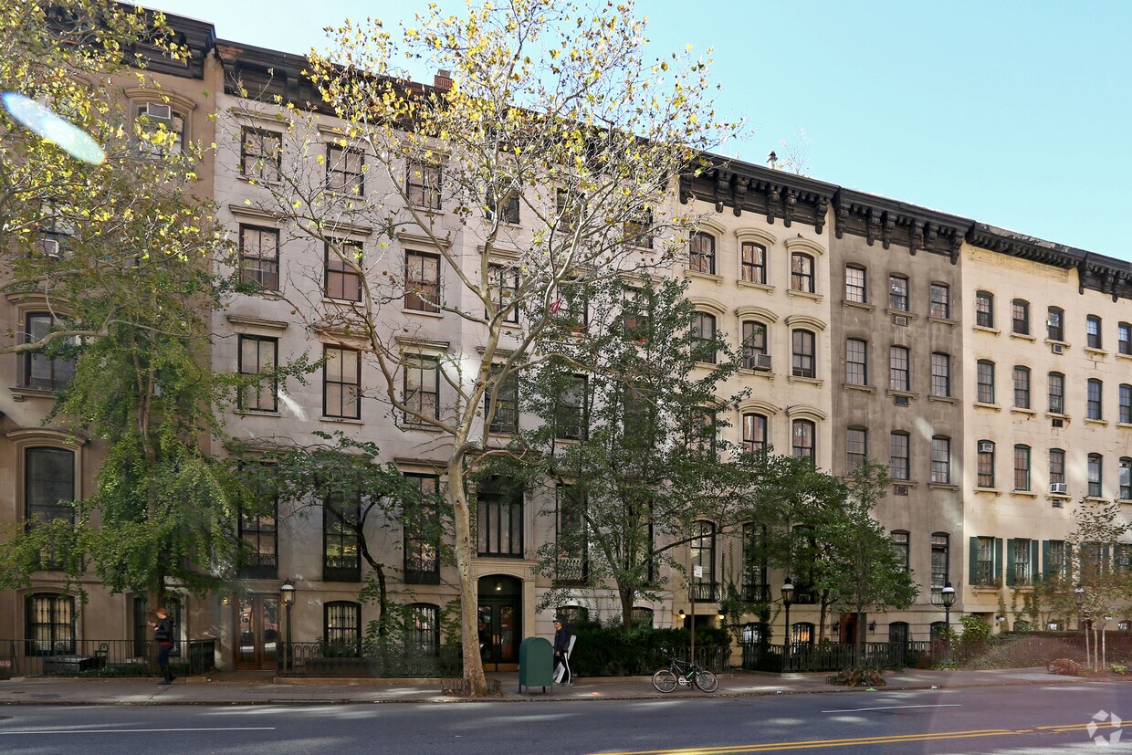 Building Photo - 452 W 23rd St