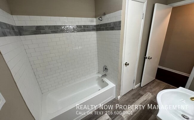 Foto del edificio - 16605 Kollin Ave