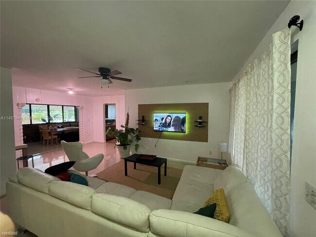 Foto del edificio - 4 br, 2.5 bath House - 2425 NW 132nd St