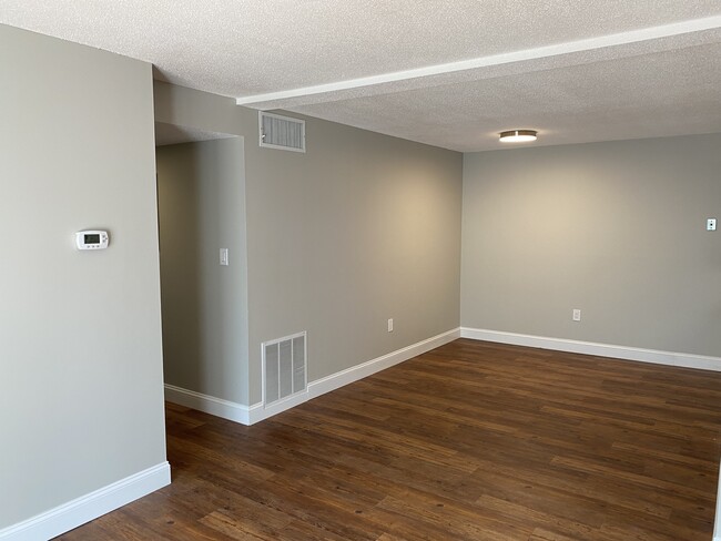 Building Photo - 9 Post Oak Ln