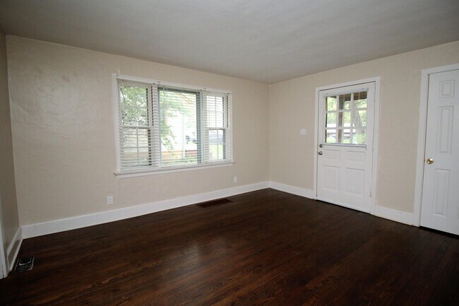 Foto del edificio - 9136 Charlotte St