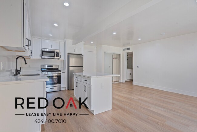 Building Photo - Sun Drenched and Airy One Bedroom with Ope...